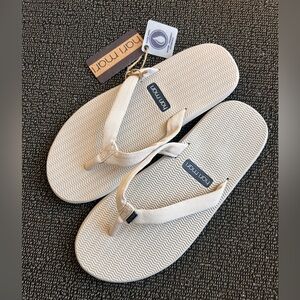 Hari Mari WOMEN'S
DUNES FLIP FLOPS in dunes cloud size 8. NWT